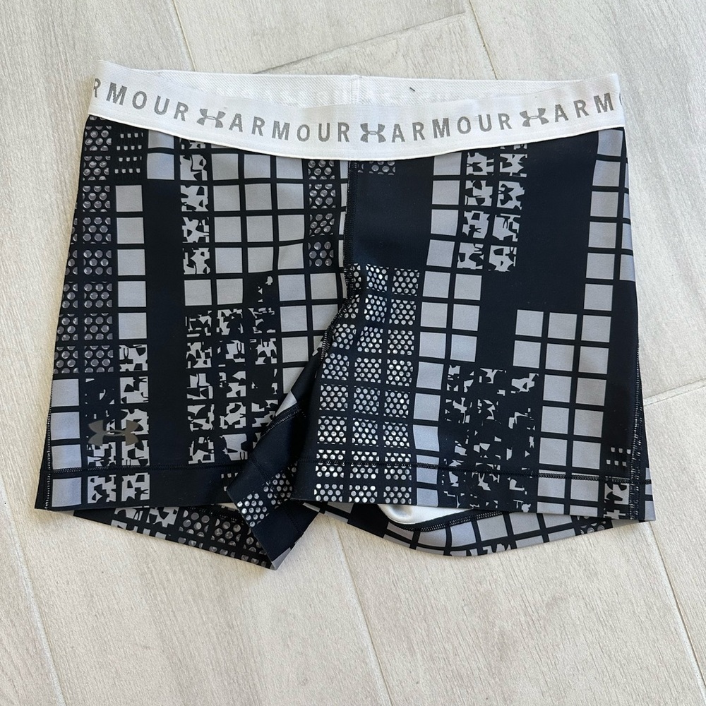 Under armour Spandex Women’s Size M Shorts black and white